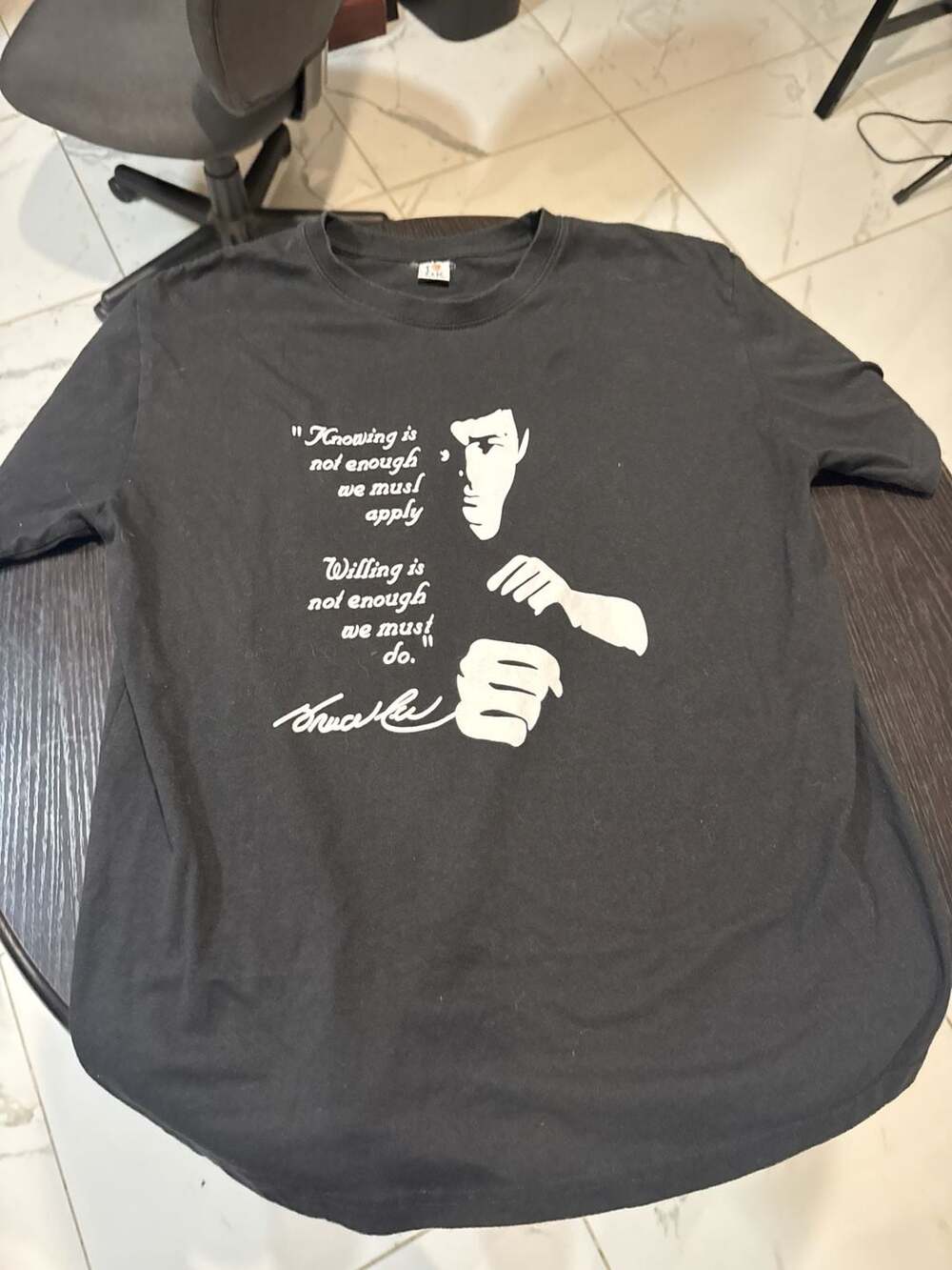Bruce Lee 'Knowing is Not Enough' Quote Graphic T-Shirt - Black XXL